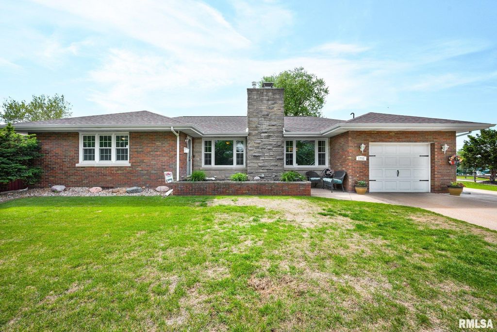 1711 SHORT Drive, Pekin, IL 61544