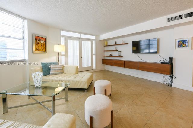 801 Brickell Bay Dr 1462, Miami, FL 33131