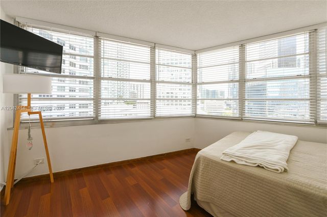 801 Brickell Bay Dr 1462, Miami, FL 33131