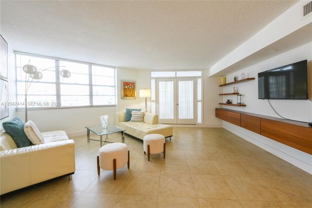 801 Brickell Bay Dr 1462, Miami, FL 33131