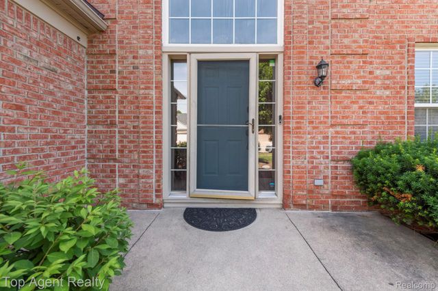 33780 Stonecrest Drive, Sterling Heights, MI 48312
