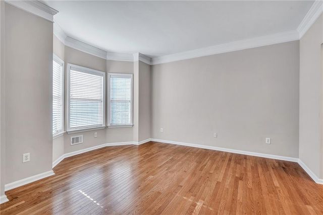 880 Walnut Creek Drive NW, Lilburn, GA 30047