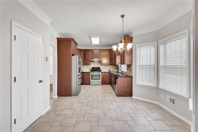 880 Walnut Creek Drive NW, Lilburn, GA 30047