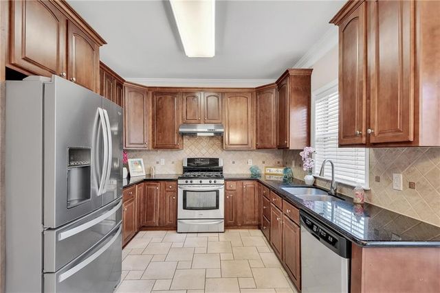 880 Walnut Creek Drive NW, Lilburn, GA 30047