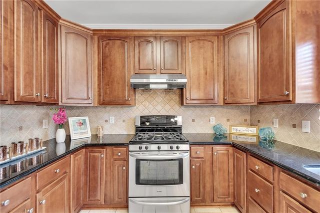 880 Walnut Creek Drive NW, Lilburn, GA 30047