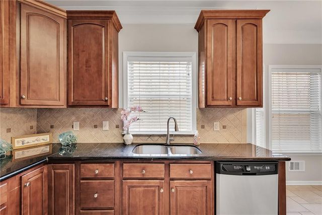 880 Walnut Creek Drive NW, Lilburn, GA 30047