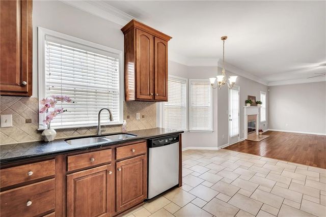 880 Walnut Creek Drive NW, Lilburn, GA 30047