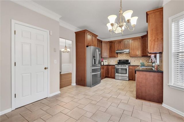 880 Walnut Creek Drive NW, Lilburn, GA 30047