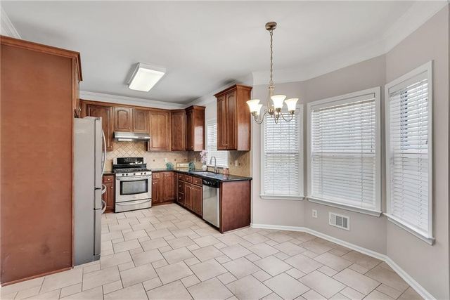 880 Walnut Creek Drive NW, Lilburn, GA 30047