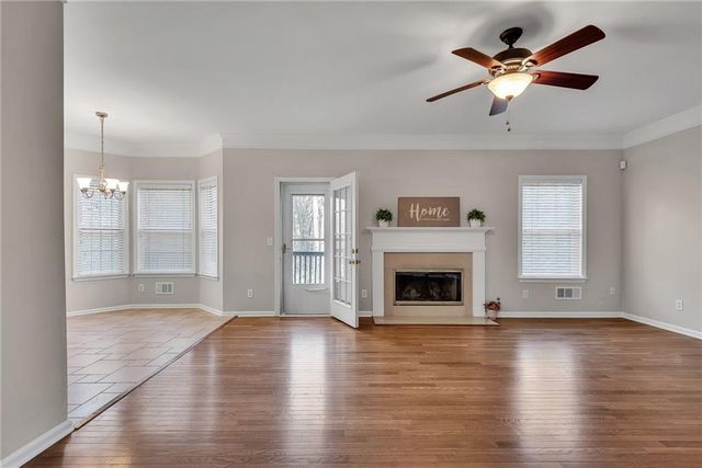 880 Walnut Creek Drive NW, Lilburn, GA 30047