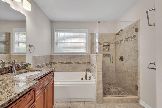 880 Walnut Creek Drive NW, Lilburn, GA 30047