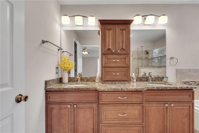 880 Walnut Creek Drive NW, Lilburn, GA 30047