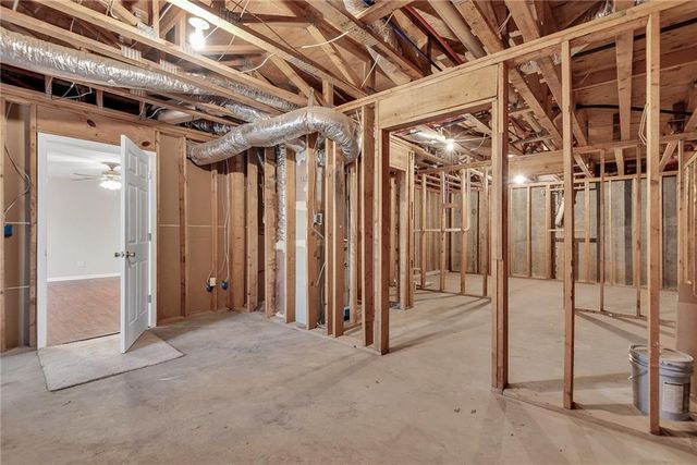 880 Walnut Creek Drive NW, Lilburn, GA 30047