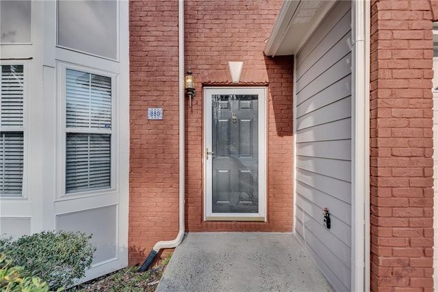 880 Walnut Creek Drive NW, Lilburn, GA 30047