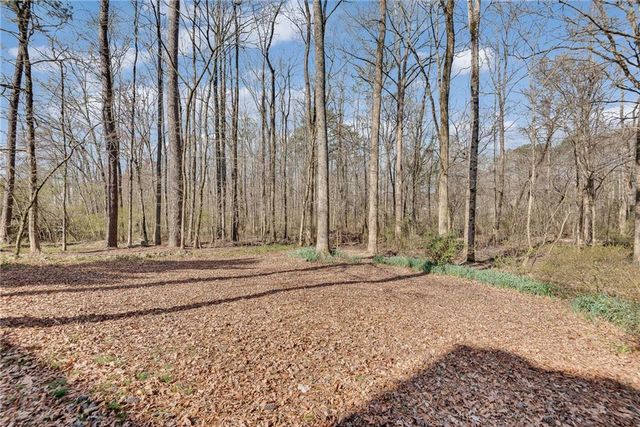 880 Walnut Creek Drive NW, Lilburn, GA 30047