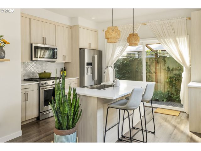519 N COOK St, Portland, OR 97227