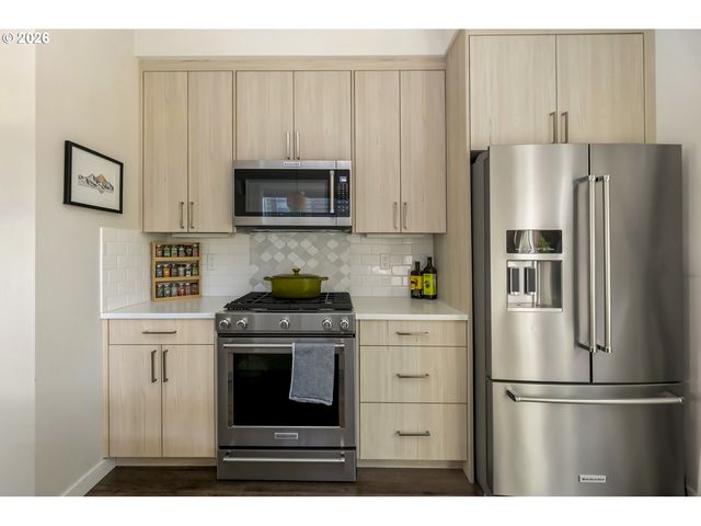 519 N COOK St, Portland, OR 97227