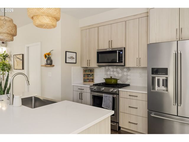 519 N COOK St, Portland, OR 97227