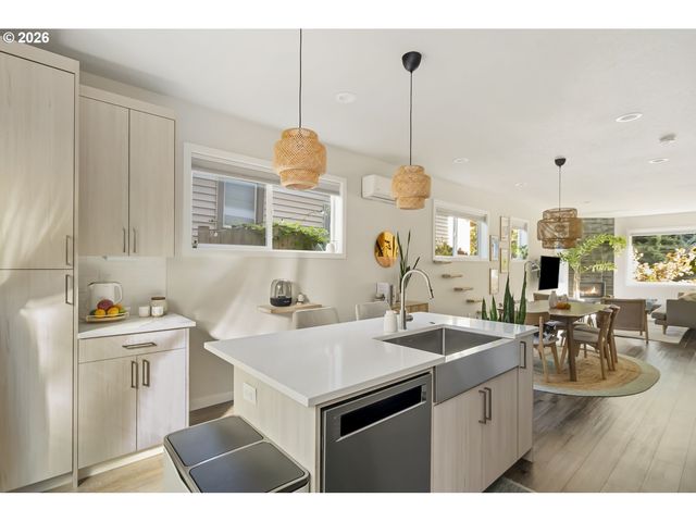 519 N COOK St, Portland, OR 97227