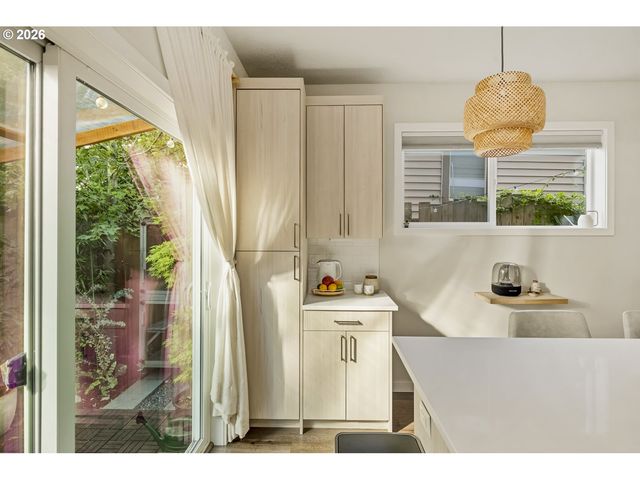 519 N COOK St, Portland, OR 97227