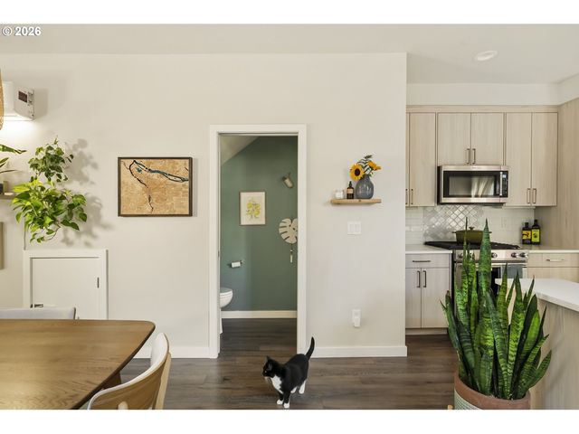 519 N COOK St, Portland, OR 97227