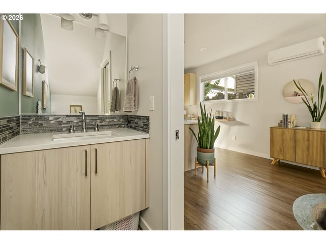 519 N COOK St, Portland, OR 97227