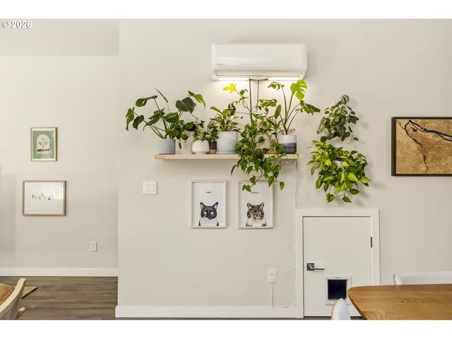 519 N COOK St, Portland, OR 97227