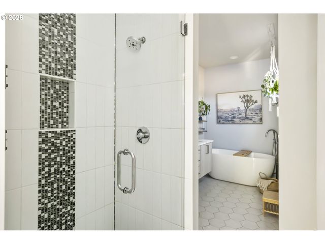 519 N COOK St, Portland, OR 97227