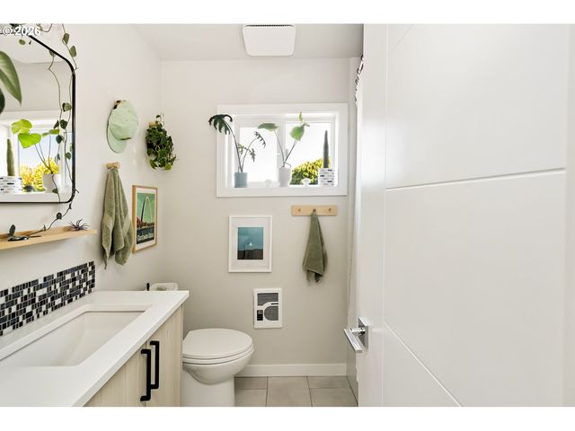 519 N COOK St, Portland, OR 97227