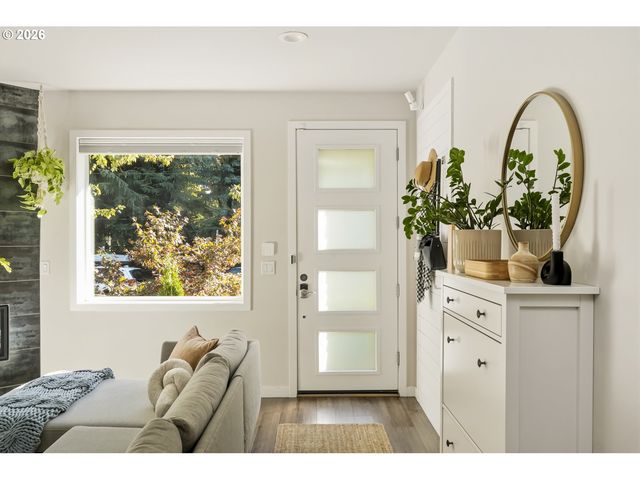 519 N COOK St, Portland, OR 97227