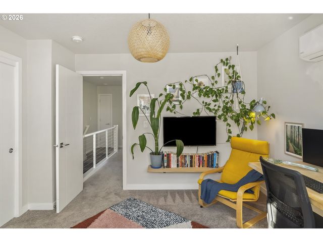 519 N COOK St, Portland, OR 97227
