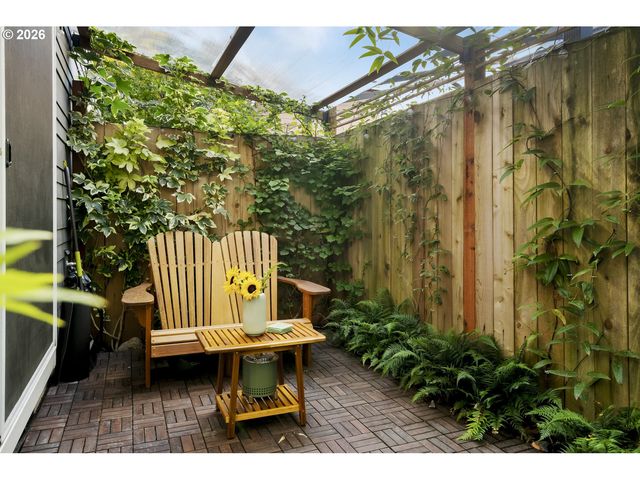 519 N COOK St, Portland, OR 97227