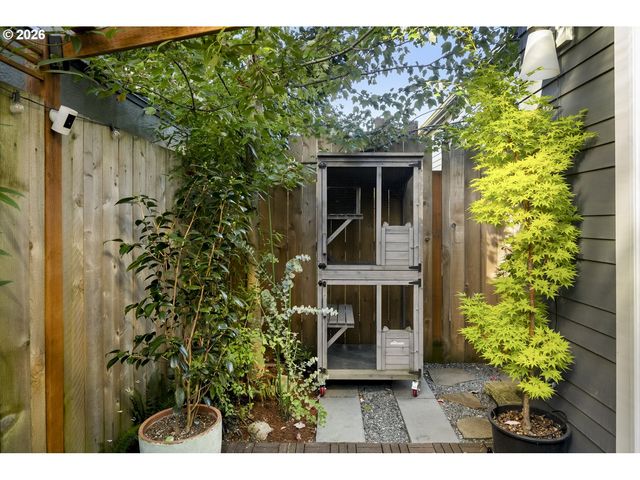 519 N COOK St, Portland, OR 97227