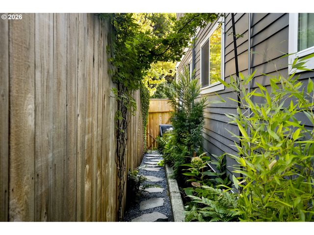 519 N COOK St, Portland, OR 97227