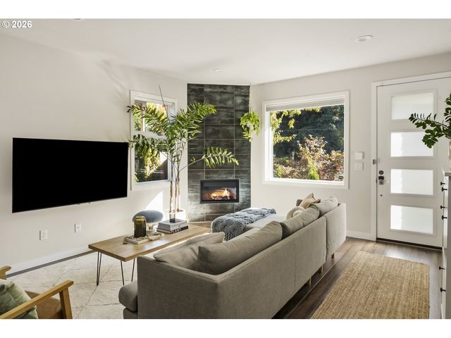 519 N COOK St, Portland, OR 97227