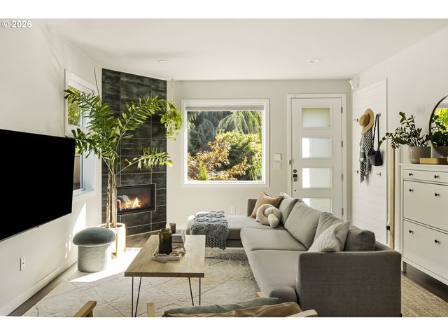 519 N COOK St, Portland, OR 97227