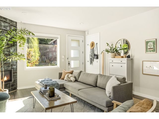 519 N COOK St, Portland, OR 97227