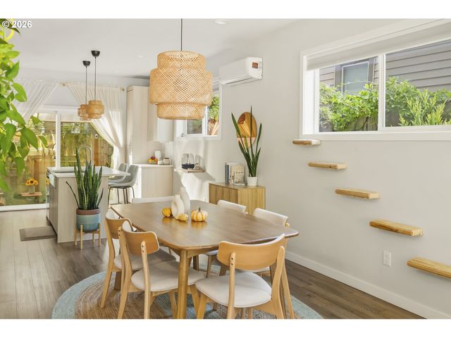 519 N COOK St, Portland, OR 97227
