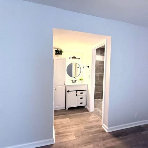 5323 Fleetwood Oaks Avenue 256, Dallas, TX 75235