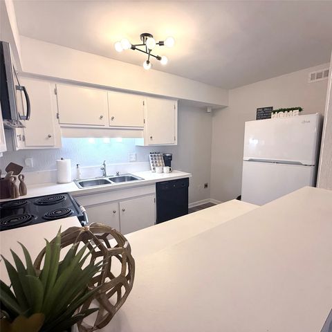 5323 Fleetwood Oaks Avenue 256, Dallas, TX 75235