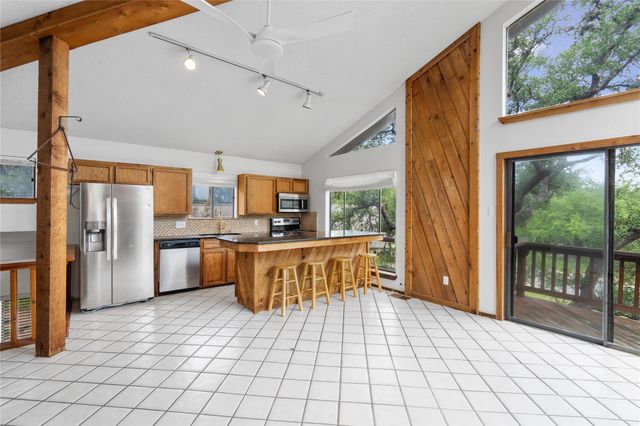 334 Coventry RD, Spicewood, TX 78669