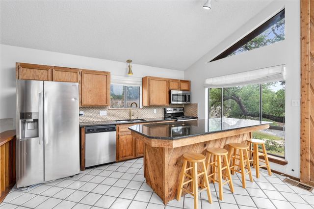 334 Coventry RD, Spicewood, TX 78669