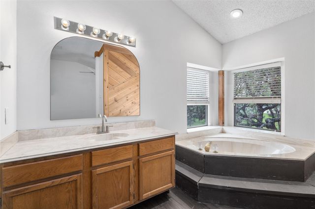 334 Coventry RD, Spicewood, TX 78669