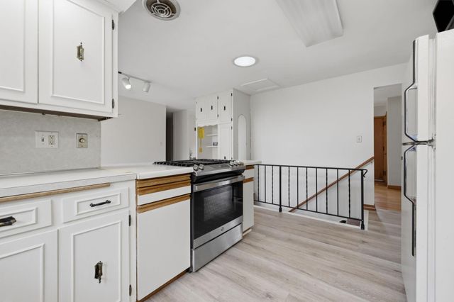 2889 Simpson Street, Roseville, MN 55113