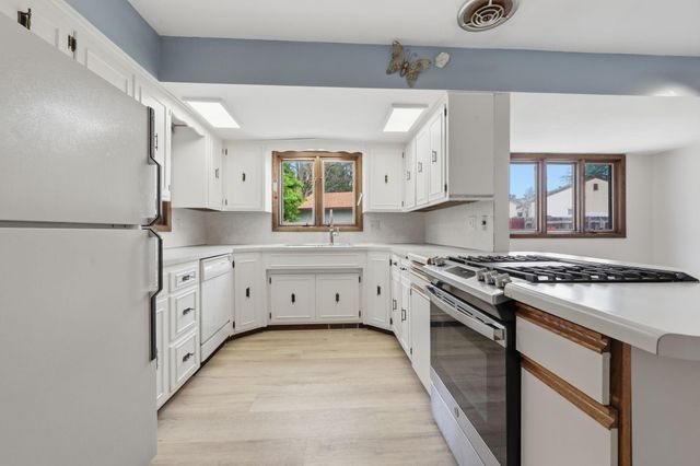2889 Simpson Street, Roseville, MN 55113