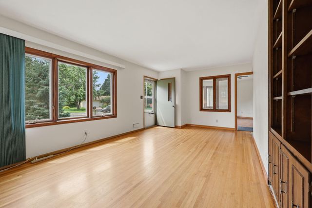2889 Simpson Street, Roseville, MN 55113