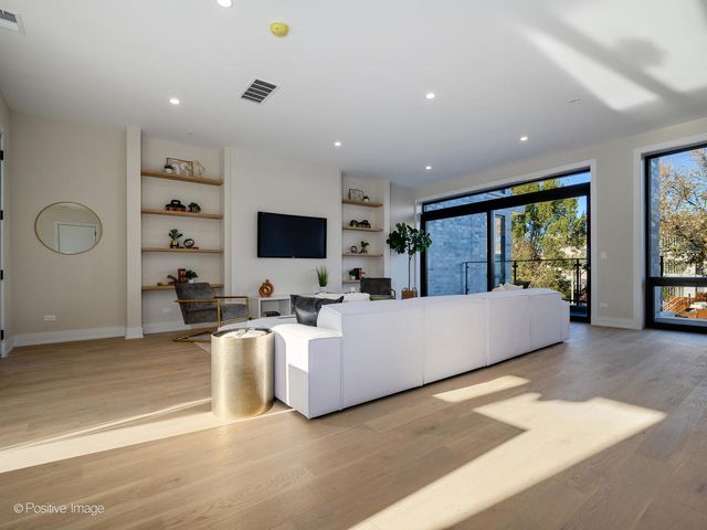 1412 N Elk Grove Avenue E, Chicago, IL 60622