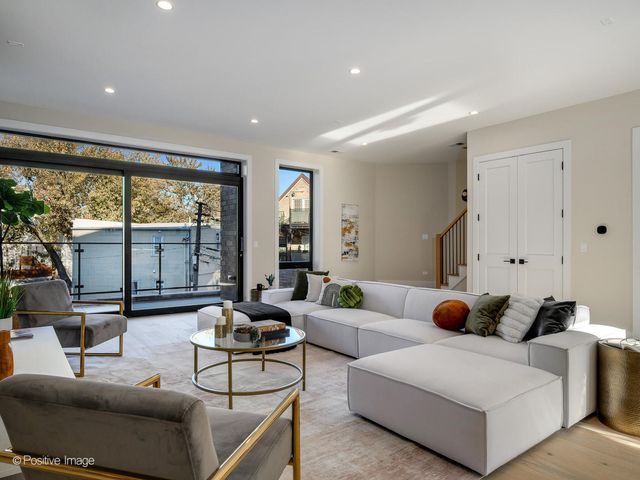 1412 N Elk Grove Avenue E, Chicago, IL 60622