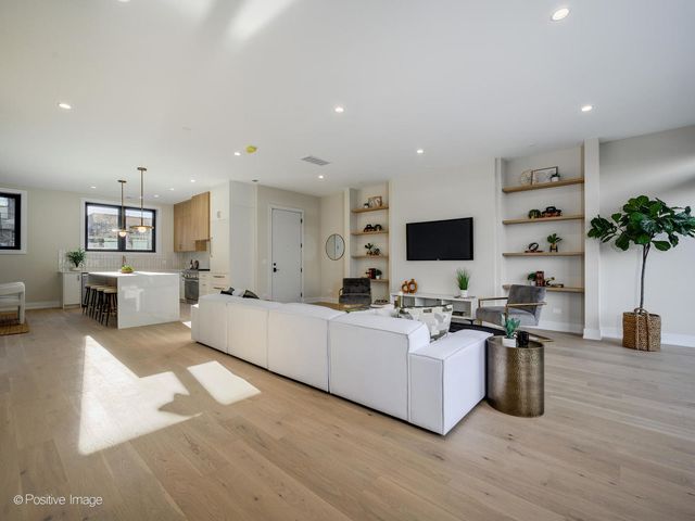 1412 N Elk Grove Avenue E, Chicago, IL 60622