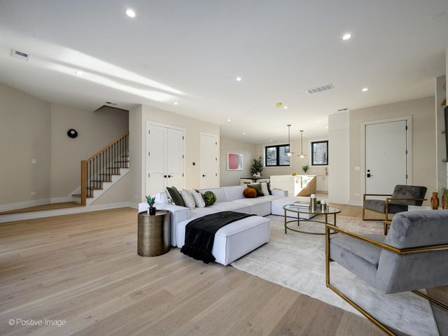 1412 N Elk Grove Avenue E, Chicago, IL 60622